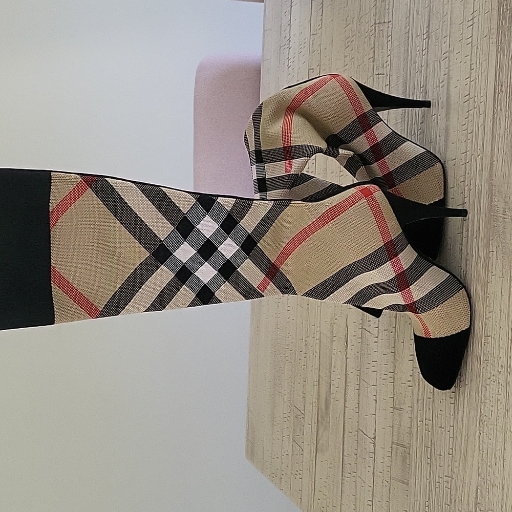 Gorgeous Ladies Boots - Picture 2 of 4